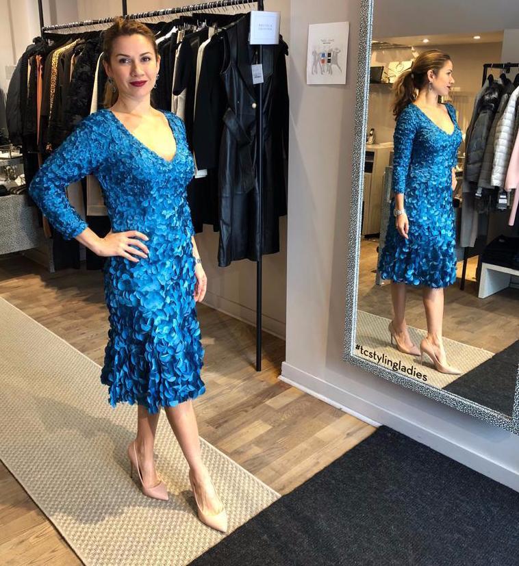 Robe Theia Petal à col en V et jupe évasée