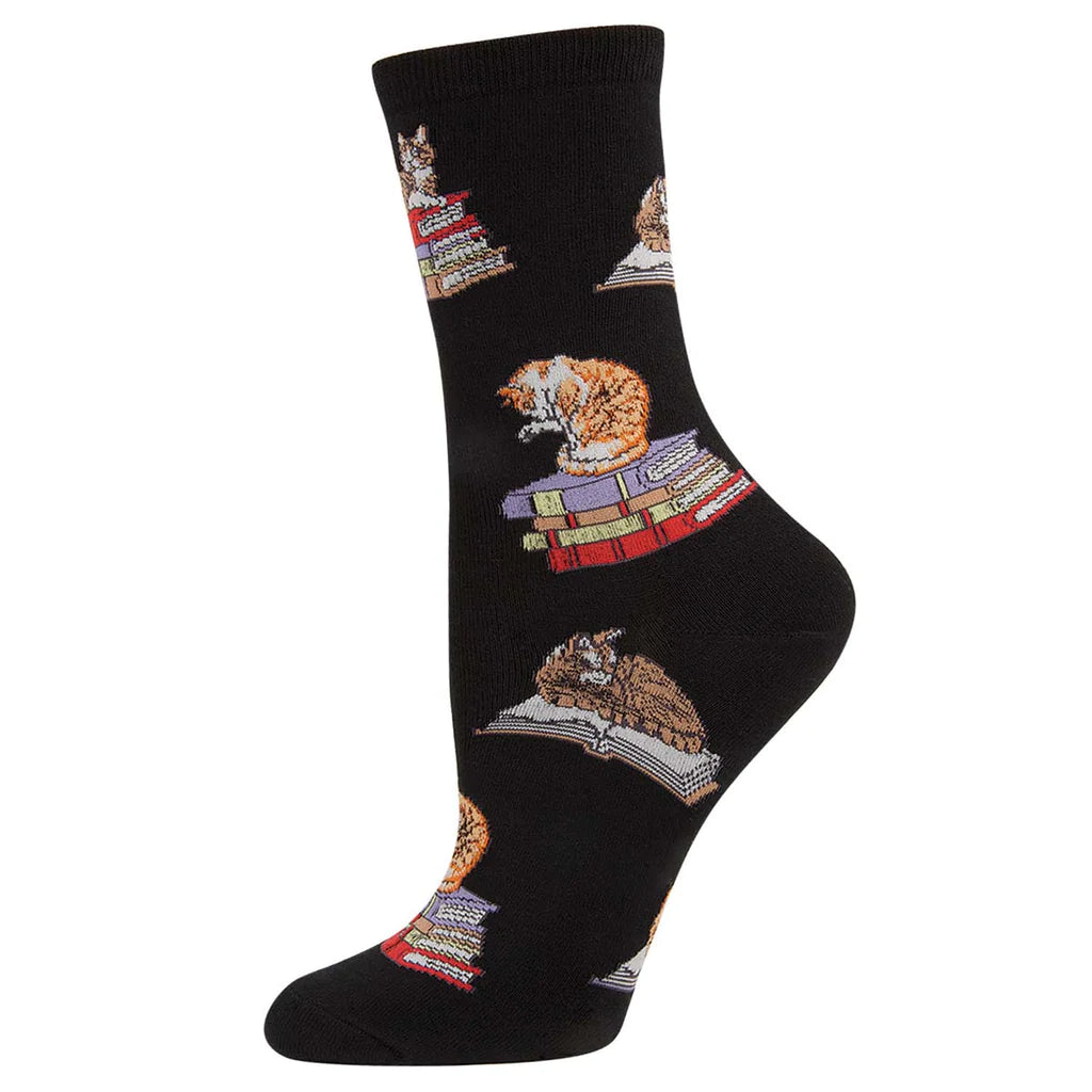 Chaussettes à motifs de chats sur des livres